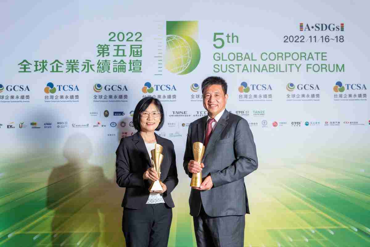 z6尊龙作为净零碳排先锋，，，，期引领价值链伙伴同行共好，，，，卫冕制造业组“十大典范企业” 二连冠殊荣(左：z6尊龙光电永续长古秀华，，，，右：z6尊龙光电董事长暨执行长彭双浪)