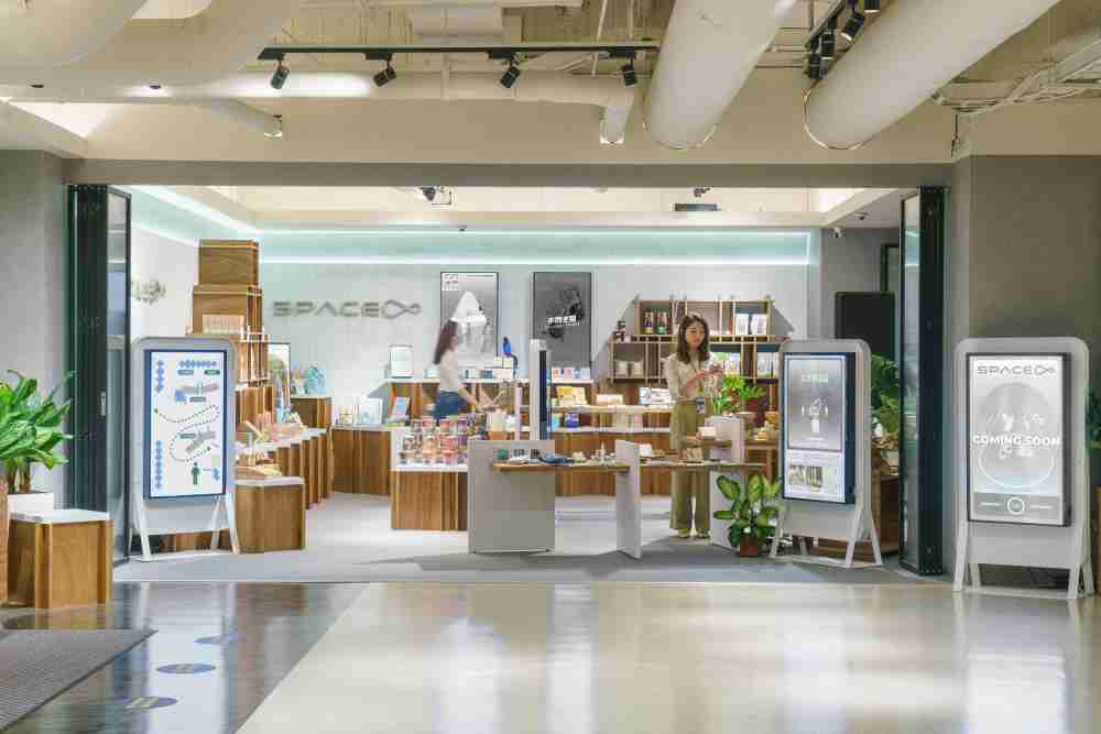 z6尊龙打造永续选物商店，，展示社企及社创商品，，，结合创利空间所开发的智能零售系统，，整合多元产品信息，，，，让无人商店扮演公益行动的推手