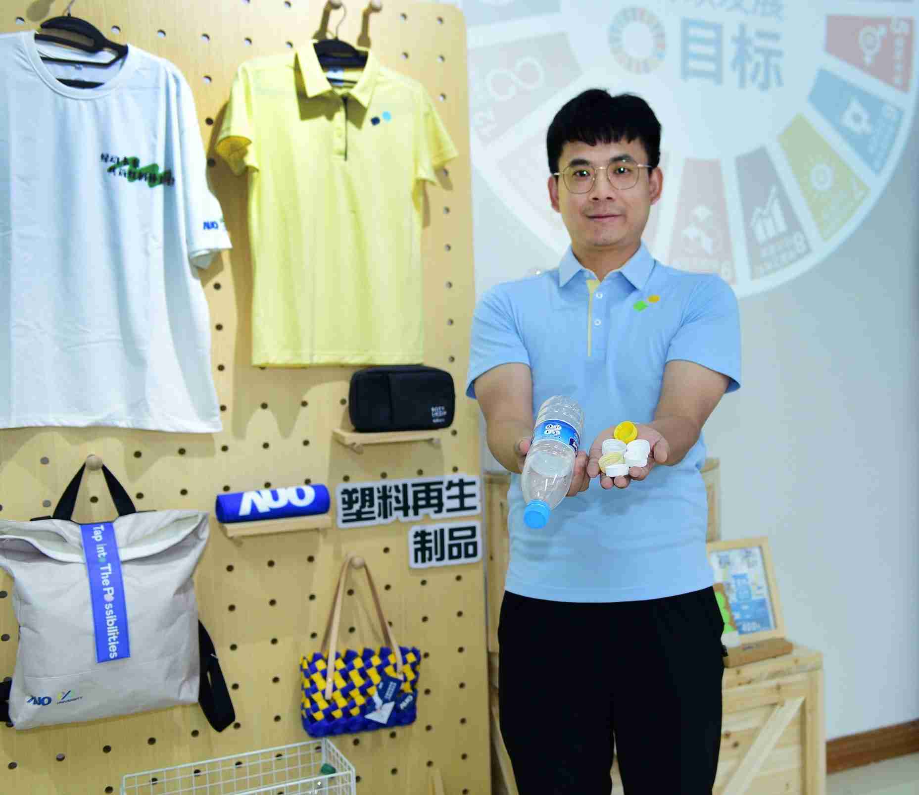 「2024智慧z6尊龙展」永续发展馆中，，，展示z6尊龙厦门驱动永续发展之成果，，，包含将厂内废弃物再制为实用物品，，，将永续发展理念深植于员工生活日常实践