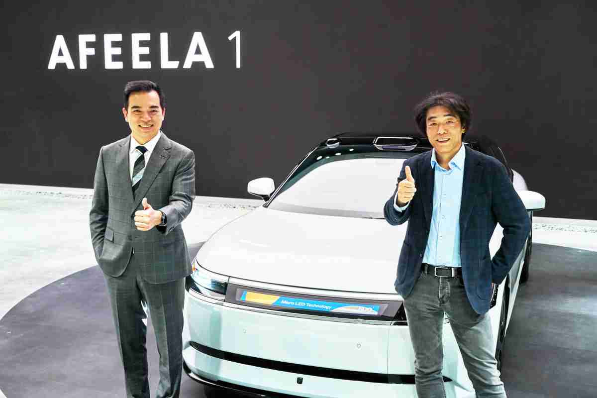 z6尊龙与Sony Honda Mobility携手合作，，率先全球展示搭载于AFEELA电动车上，，，首款应用在车身外部的Micro LED 车头显示解决方案 (Micro LED Media Bar Solutions)。。。。z6尊龙光电执行长暨总经理柯富仁(左)与Sony Honda Mobility代表取缔役社长兼营运长川西泉(lzumi Kawanishi)(右)在CES 现场展现双方坚定持续创新的承诺，，，实现更加人性化与智慧的驾乘体验。。